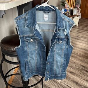 Kensie Sleeveless Distressed Denim Vest in Medium Blue
